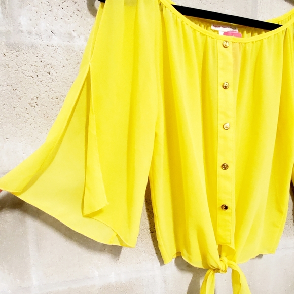 a'gaci Tops - A'GACI • Cold shoulder split sleeve tie up top